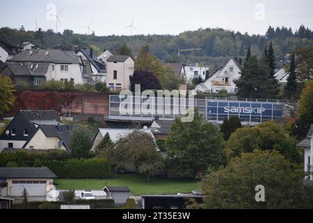 Ponte autostradale che attraversa la città vecchia Foto Stock