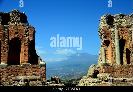 Vulcano Etna e le rovine dell'Antico Teatro Greco di Taormina (Teatro antico di Taormina) a Taormina, Sicilia, Italia, UE. Foto Stock