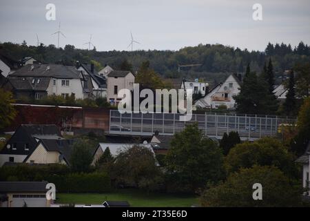 Ponte autostradale che attraversa la città vecchia Foto Stock