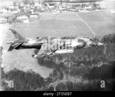 Hawker Siddeley Harrier GR1 del No 4 Squadron RAF in volo a basso livello sopra la Germania Ovest all'inizio del 1972 Foto Stock