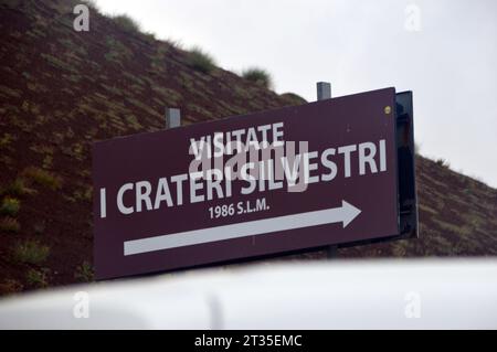 Cartello in legno per i Crateri Silvestri sotto la cima del vulcano Etna in Sicilia, Italia, UE. Foto Stock