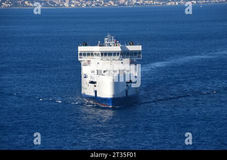 Il traghetto ibrido verde a batteria IGINIA della rete ferroviaria Italiana (gruppo FS italiane) "RFI" entra nel porto di Messina, Sicilia, Italia, UE. Foto Stock