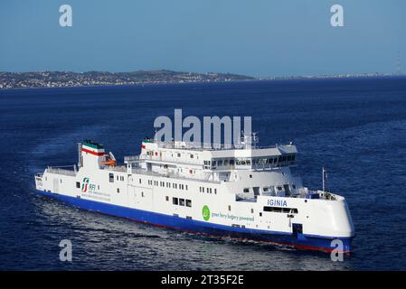 Il traghetto ibrido verde a batteria IGINIA della rete ferroviaria Italiana (gruppo FS italiane) "RFI" entra nel porto di Messina, Sicilia, Italia, UE. Foto Stock