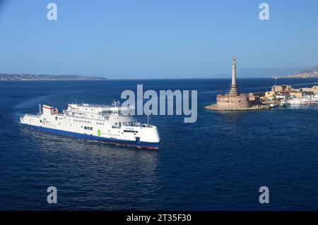 Il traghetto ibrido verde a batteria IGINIA della rete ferroviaria Italiana (gruppo FS italiane) "RFI" entra nel porto di Messina, Sicilia, Italia, UE. Foto Stock