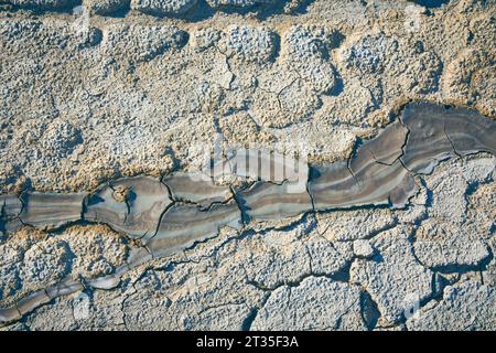 coni di vulcani di fango da cui scorrono fiumi di fango Foto Stock