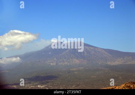 L'Etna (Mongibello) è un vulcano attivo dal villaggio di Taormina in Sicilia, Italia, UE. Foto Stock