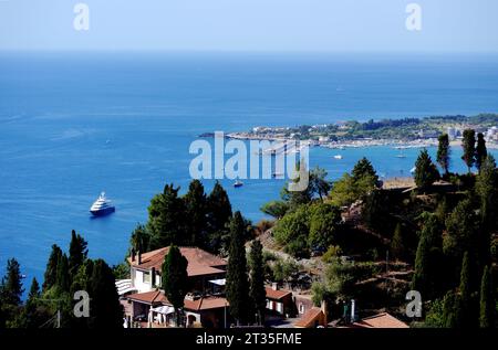 La spiaggia e il porto nella baia di Giardini Naxos dal villaggio di Taormina in Sicilia, Italia, UE. Foto Stock