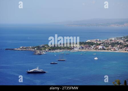 La spiaggia e il porto nella baia di Giardini Naxos dal villaggio di Taormina in Sicilia, Italia, UE. Foto Stock