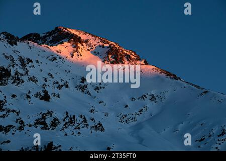 Tramonto su una montagna innevata nei Pirenei Foto Stock