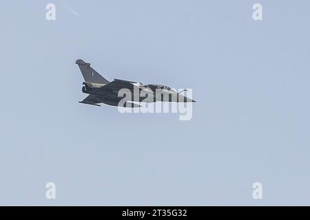 Salonicco, Grecia. 23 ottobre 2023. Un Rafale dell'aeronautica greca vola sopra la città. (Immagine di credito: © Giannis Papanikos/ZUMA Press Wire) SOLO USO EDITORIALE! Non per USO commerciale! Foto Stock