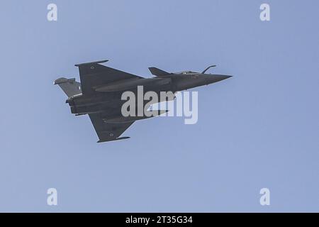 Salonicco, Grecia. 23 ottobre 2023. Un Rafale dell'aeronautica greca vola sopra la città. (Immagine di credito: © Giannis Papanikos/ZUMA Press Wire) SOLO USO EDITORIALE! Non per USO commerciale! Foto Stock