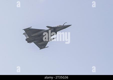 Salonicco, Grecia. 23 ottobre 2023. Un Rafale dell'aeronautica greca vola sopra la città. (Immagine di credito: © Giannis Papanikos/ZUMA Press Wire) SOLO USO EDITORIALE! Non per USO commerciale! Foto Stock