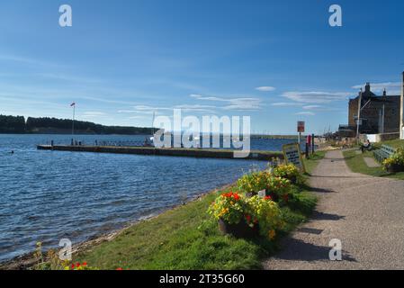 Guardando a nord dal villaggio di Findhorn lungo la costa della famosa baia di Findhorn. Barche nella baia, marea completamente dentro. Estuario sul Moray Firth, Highland, Scozia Foto Stock