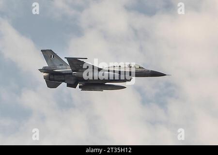 Salonicco, Grecia. 23 ottobre 2023. Un F-16D dell'aeronautica greca vola sopra la città. (Immagine di credito: © Giannis Papanikos/ZUMA Press Wire) SOLO USO EDITORIALE! Non per USO commerciale! Foto Stock