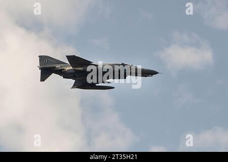 Salonicco, Grecia. 23 ottobre 2023. Un F-4E Phantom II dell'aeronautica greca vola sopra la città. (Immagine di credito: © Giannis Papanikos/ZUMA Press Wire) SOLO USO EDITORIALE! Non per USO commerciale! Foto Stock