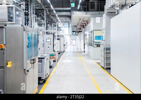 Il sentiero pedonale lungo macchine industriali nel moderno stabilimento di Stoccarda, Germania Foto Stock