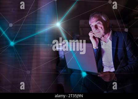 Immagine digitale composita di punti di connessione e uomo d'affari senior premuroso con un notebook in ufficio Foto Stock