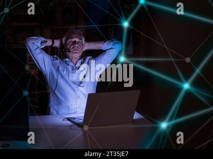 Immagine digitale composita di punti di connessione e uomo d'affari anziano stanco con un notebook in ufficio Foto Stock