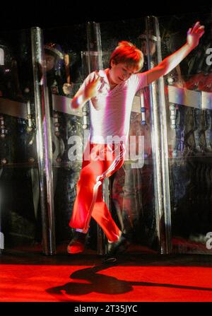 James Lomas (Billy) in BILLY ELLIOT al Victoria Palace Theatre, Londra SW1 11/05/2005 musica: Elton John book & lyrics: Lee Hall Set design: Ian MacNeil Costumes: Nicky Gillibrand lighting: Rick Fisher coreografia: Peter Darling regista: Stephen Daldry Foto Stock