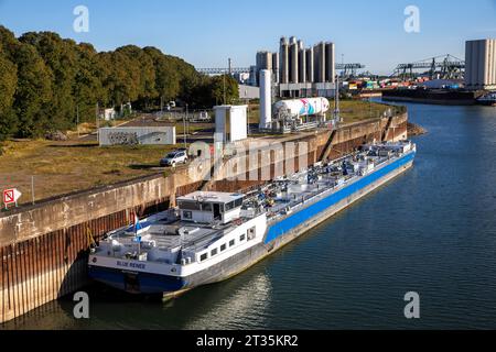 Nave da carico liquida Blue Renee presso la stazione di bunkeraggio da terra a nave per il gas naturale liquefatto (GNL) nel porto del Reno nel distretto urbano di Niehl, C Foto Stock