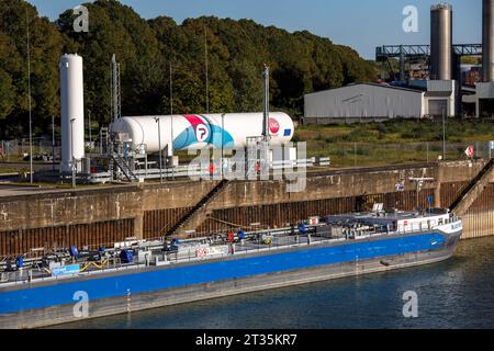 Nave da carico liquida Blue Renee presso la stazione di bunkeraggio da terra a nave per il gas naturale liquefatto (GNL) nel porto del Reno nel distretto urbano di Niehl, C Foto Stock