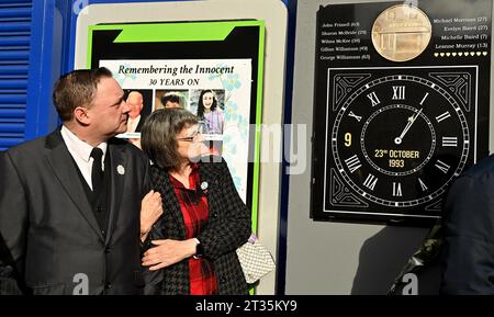 Garry Murray e Gina Murray, che hanno ucciso i membri della famiglia nell'esplosione, durante l'inaugurazione e la dedica sulla Shankill Road a Belfast del nuovo memoriale prima di un servizio per celebrare il 30 ° anniversario della bomba Shankill. Data immagine: Lunedì 23 ottobre 2023. Foto Stock