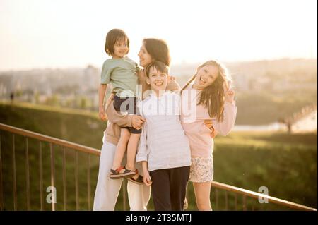 Famiglia felice in piedi vicino alla ringhiera Foto Stock