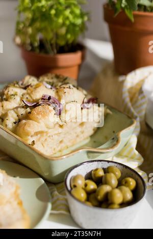 Focaccia appena sfornata con cipolla e semi di sesamo nero Foto Stock