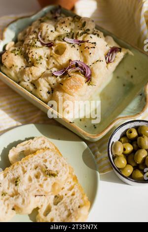 Focaccia appena sfornata con cipolla e semi di sesamo nero Foto Stock