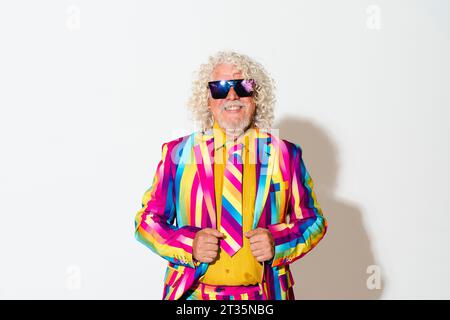 Uomo anziano felice che indossa occhiali da sole su sfondo bianco Foto Stock