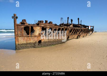 Il vecchio relitto arrugginito di Maheno, S.S Maheno su Fraser Island (K'Gari), Queensland, Australia Foto Stock