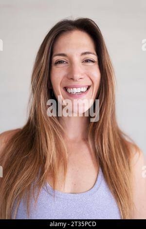 Donna felice con lunghi capelli marroni Foto Stock