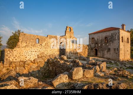 Grecia, Epiro, Chiesa di San Giovanni e Necromanteion di Acheronte al crepuscolo Foto Stock