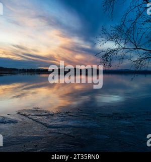 Incredibile tramonto sul lago Foto Stock