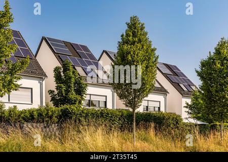 Germania, Baden-Wurttemberg, moderne case suburbane dotate di pannelli solari Foto Stock