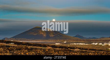 Spagna, Isole Canarie, Masdache, villaggio sull'isola di Lanzarote con Montana Negra sullo sfondo Foto Stock