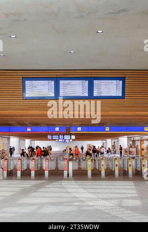 Arnhem, Paesi Bassi - 20 settembre 2023: Sala centrale con accesso alla piattaforma ferroviaria nella stazione di Arnhem, Paesi Bassi Foto Stock