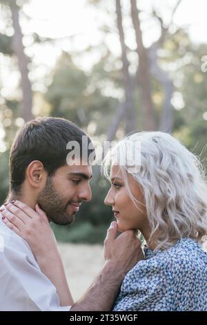 Coppia affettuosa che si fissa l'un l'altro Foto Stock