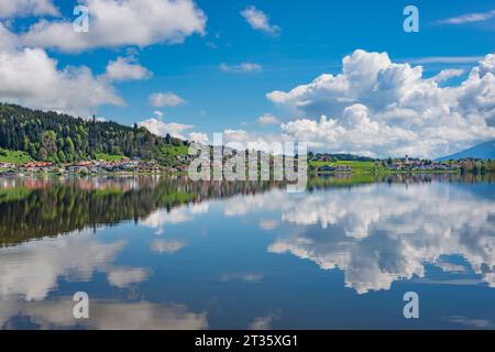 Germania, Baviera, Hopfen am SEE, nuvole che si riflettono nel lago Hopfensee Foto Stock