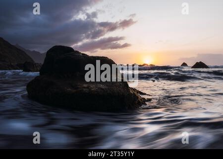 Roccia in mezzo al mare al tramonto a Playa de Benijo Foto Stock