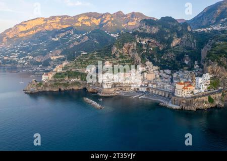 Città di Atrani di fronte alle montagne Foto Stock