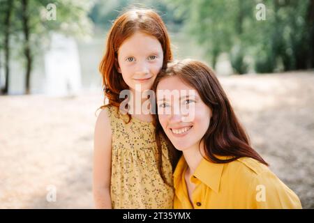 Madre e figlia sorridenti che trascorrono il tempo libero nel parco Foto Stock