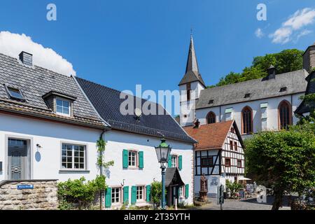 Germania, Renania settentrionale-Vestfalia, Blankenheim, case storiche di fronte a St Maria Himmelfahrt Foto Stock