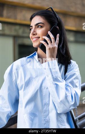 Giovane donna parlando su smart phone Foto Stock
