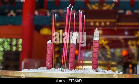 L'incenso bruciato nella pagoda della città di Semarang è di solito usato per la meditazione, le cerimonie religiose e l'aromaterapia, senza persone Foto Stock