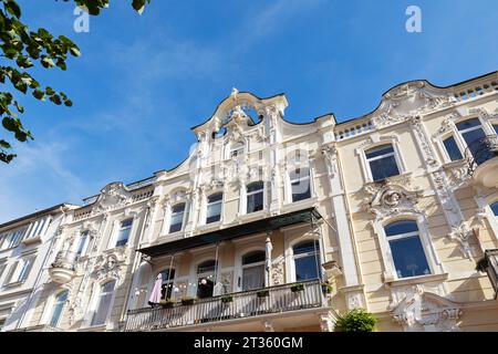 Germania, Renania-Palatinato, Bad EMS, facciata ornata di un edificio storico di appartamenti Foto Stock