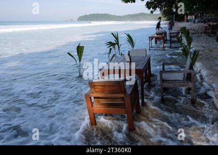 Die Stühle und Tische des JJ Seafood Restaurant werden bei Flut vom Meer umspült - AOW Yai Beach - Koh Phayam - Tailandia, Dezember 2022 *** le sedie e i tavoli del JJ Seafood Restaurant sono lavati dal mare con l'alta marea AOW Yai Beach Koh Phayam Thailandia, dicembre 2022 crediti: Imago/Alamy Live News Foto Stock