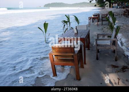 Die Stühle und Tische des JJ Seafood Restaurant werden bei Flut vom Meer umspült - AOW Yai Beach - Koh Phayam - Tailandia, Dezember 2022 *** le sedie e i tavoli del JJ Seafood Restaurant sono lavati dal mare con l'alta marea AOW Yai Beach Koh Phayam Thailandia, dicembre 2022 crediti: Imago/Alamy Live News Foto Stock