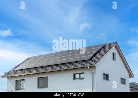 Germania, Baviera, Odelzhausen, pannelli solari su casa singola Foto Stock