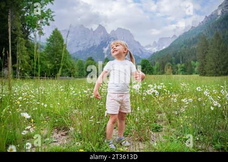 Ragazza spensierata in mezzo alle piante nel prato Foto Stock